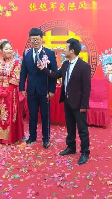 爆料新郎牵手司仪视频,婚礼现场温馨感人